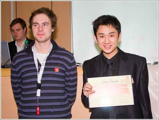 0903_ji_12_t - Zleva Tomáš Krcha (platform evangelist firmy Adobe) a Anh Vu Hoang (vítěz v soutěži JuniorDesign).