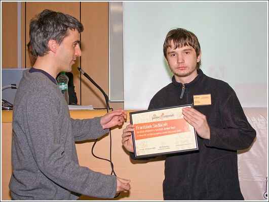 0903_ji_21_t - František Sedláček (vpravo) přebírá cenu v soutěži JuniorText.