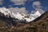 vpravo špice hory Alpamayo, jedné z nejhezčích hor světa 5947 m