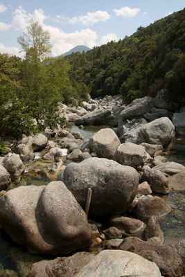 řeka Tavignano se táhne celým údolím