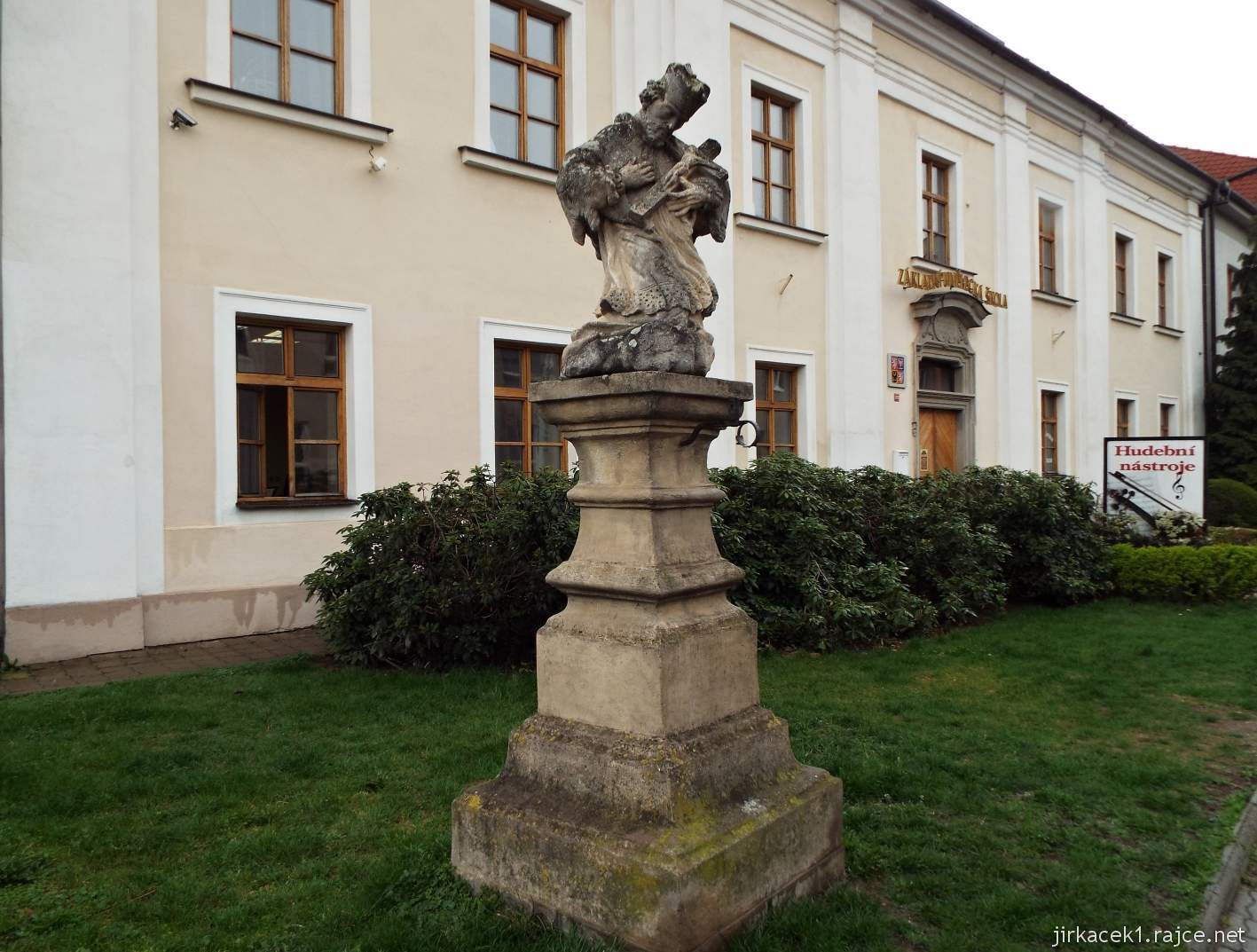 Kyjov - bývalý chudobinec Dominika Jurkovského a současná základní umělecká škola - socha před budovou