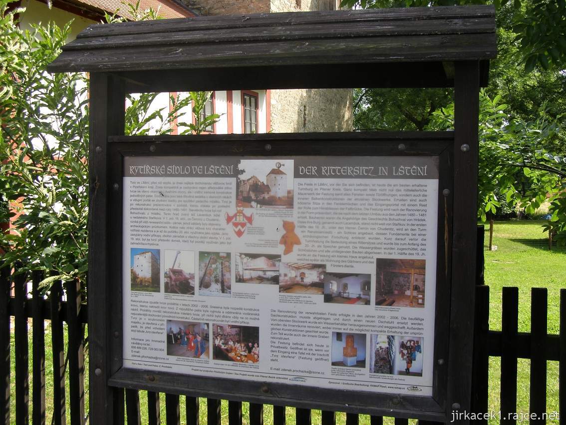 Lštění - středověká tvrz - informační tabule na plotě u tvrze
