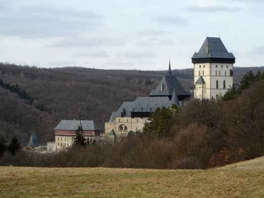 Karlštejn - Většina návštěvníků hradu zná jen pohled zespodu a hrad vysoko nad sebou.
