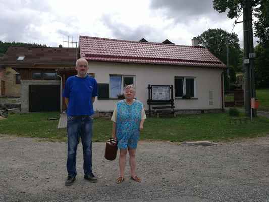 Ota Jaroš a Věra Šmerdová, každodenní čekatelé na obědy - foto Michal Fanta, červen 2017