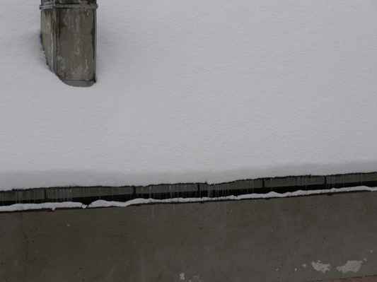 Rampouchy - Důkaz toho, že ve výšce 660 m n.m. vládne podnulová teplota. Na střeše leží kolem 15 cm sněhu.