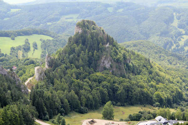 Vršatecké hradné bradlo - pohled z Chmeľové (925 m), zbytky hradních stěn zříceniny Vršatce je vidět vpravo