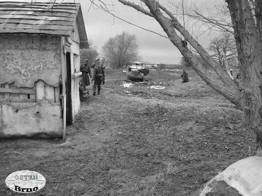 Fotka z místa nedávných bojů. V pozadí je vozidlo z předešlé fotografie. Okolí Bicske, Maďarsko 1945
