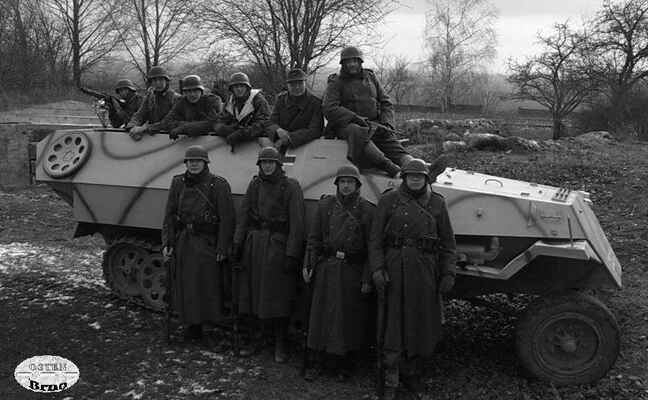 Příslušníci 72.Grenadier Regimentu si našli chvilku pro vyfocení této fotografie před dalším postupem směr Budapešť. Okolí Bicske, Maďarsko 1945