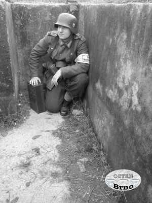 Zdravotník připraven k ošetření zraněných- Normandie 1944