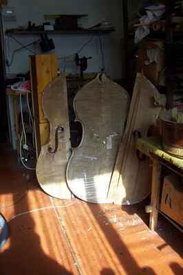 oprava kontrabasu-houslový model (1) - vrchní a spodní deska nástroje, před opravou