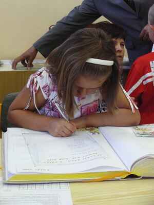 První školní den / 2009-2010 - podpis do kroniky Boršic