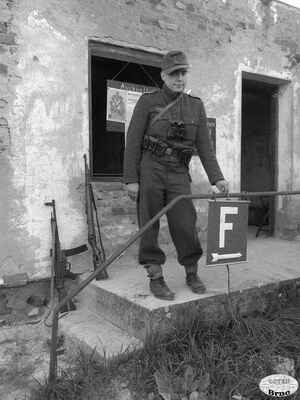 Voják pózuje na fotografii u polního štábu. Stejné místo,18-20.4. 1945